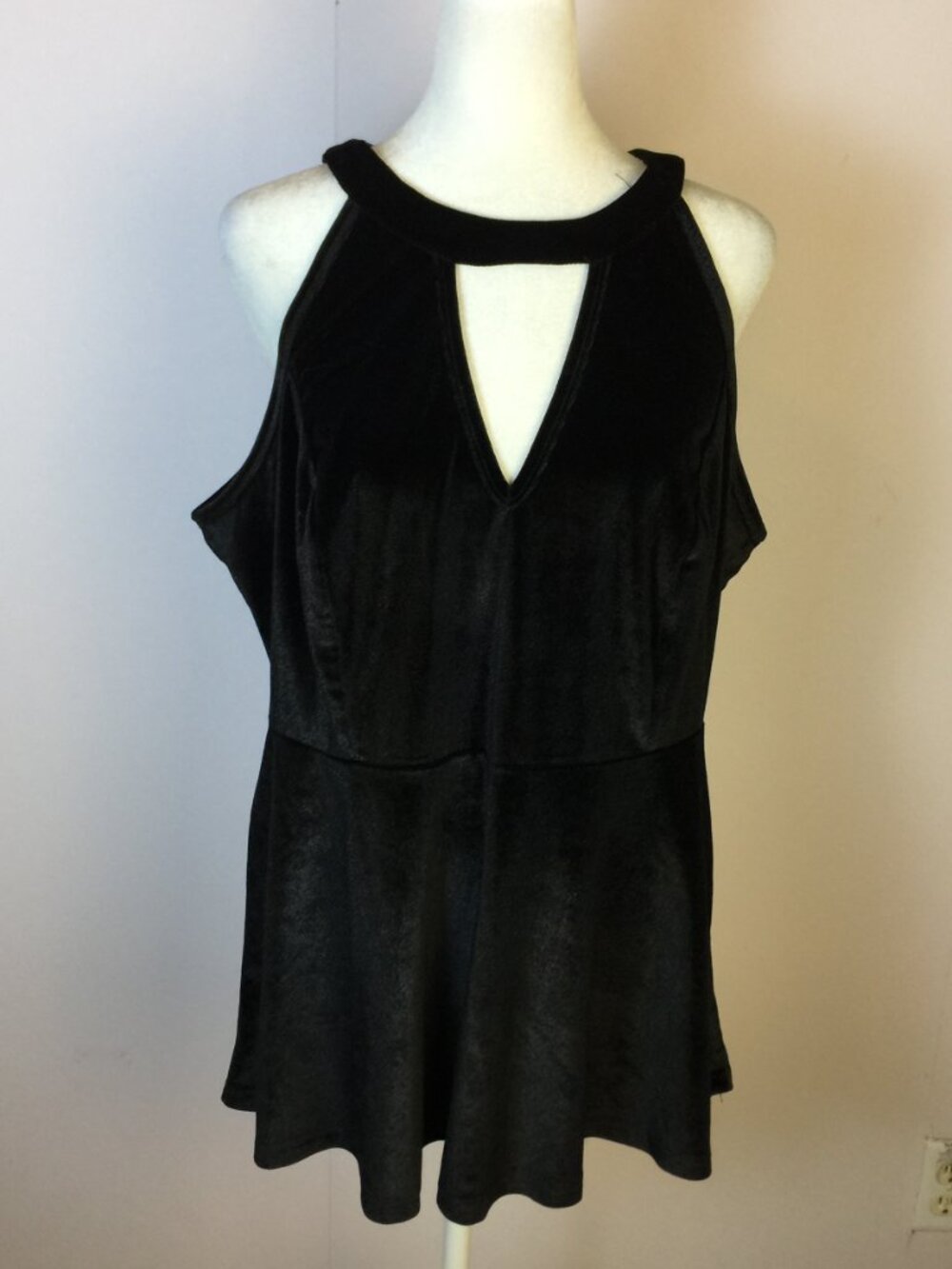 Torrid Peplum Blouse Top 1X Womans Plus Black Velvet Halter Keyhole Sleeveless